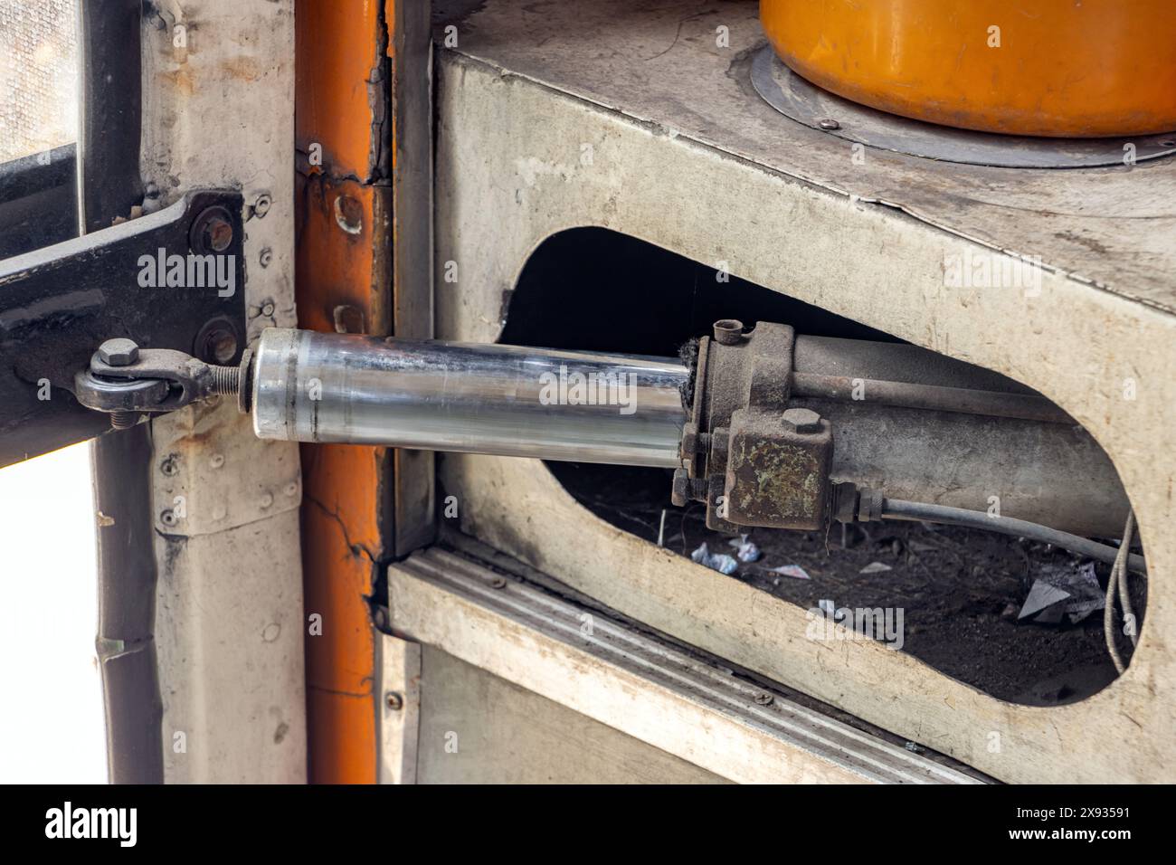 Pneumatisches Falttürsystem für Busse mit öffentlichen Verkehrsmitteln Stockfoto