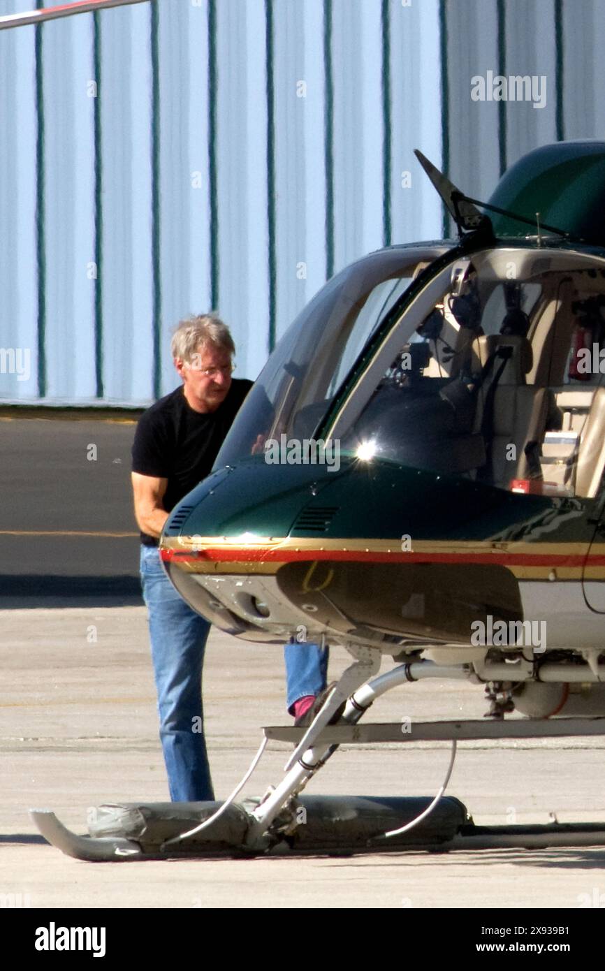 EXKLUSIV. Harrison Ford überprüft und reinigt die Fenster seines Hubschraubers, bevor er in Santa Monica, Kalifornien, fliegt. Stockfoto