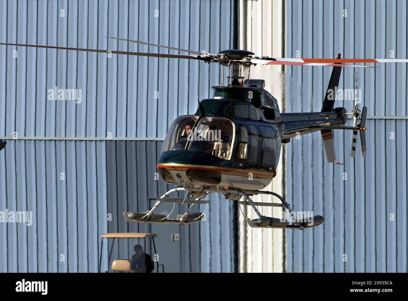 EXKLUSIV. Harrison Ford überprüft und reinigt die Fenster seines Hubschraubers, bevor er in Santa Monica, Kalifornien, fliegt. Stockfoto