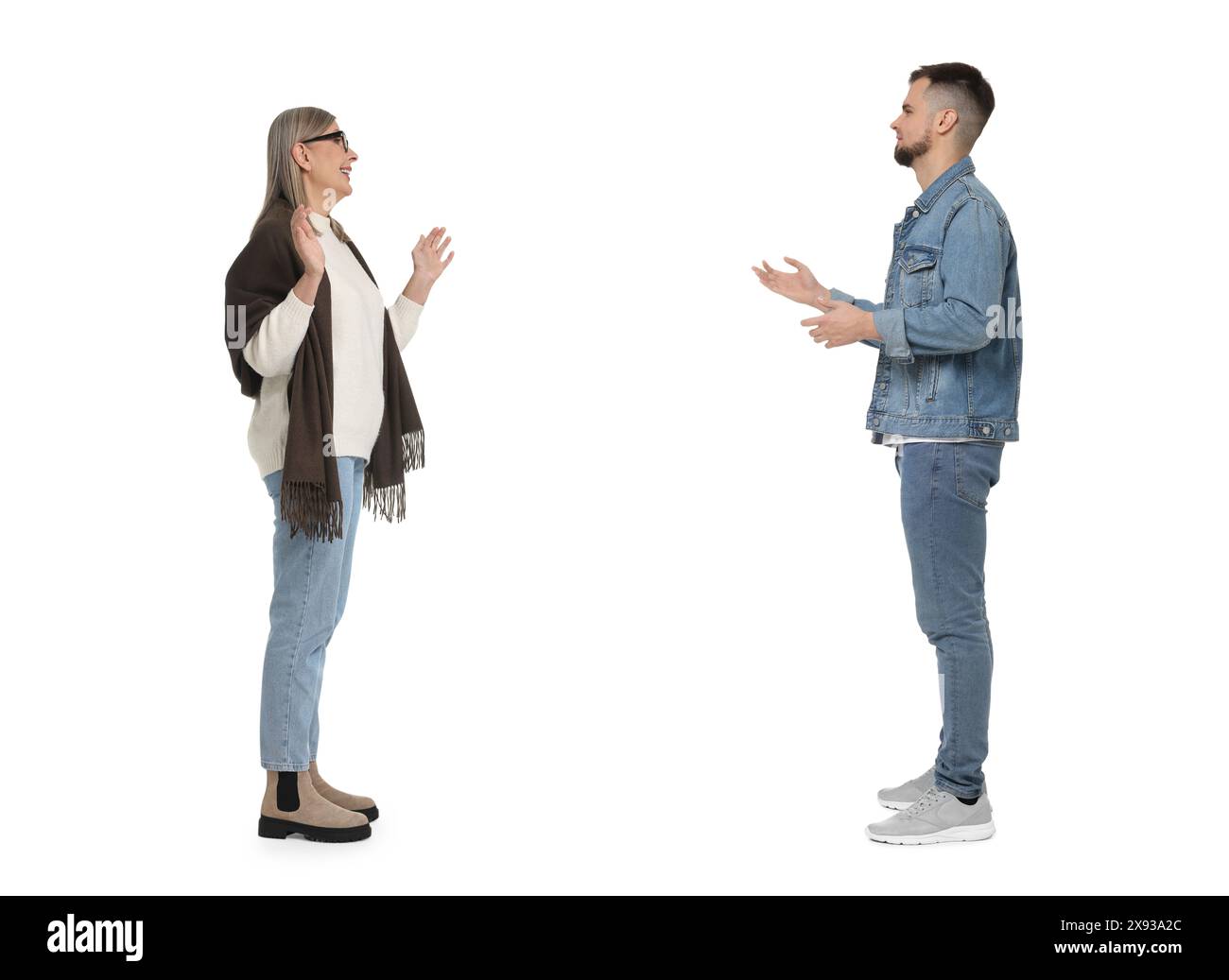 Junger Mann und ältere Frau, die auf weißem Hintergrund sprechen. Dialog Stockfoto