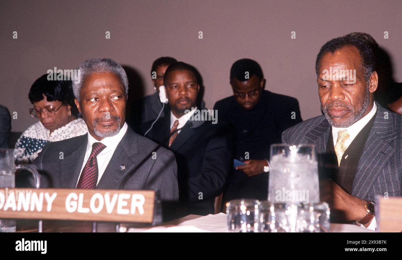 K17863WW: RATHAUSTREFFEN ZU HIV/AIDS IN AFRIKA. BEI UN, NYC 02/07/2000.DANNY GLOVER UND KOFI ANNAN . WALTER WEISSMAN/ 2000(Bild: © WALTER WEISSMAN/ZUMA Wire) NUR REDAKTIONELLE VERWENDUNG! Nicht für kommerzielle ZWECKE! Stockfoto