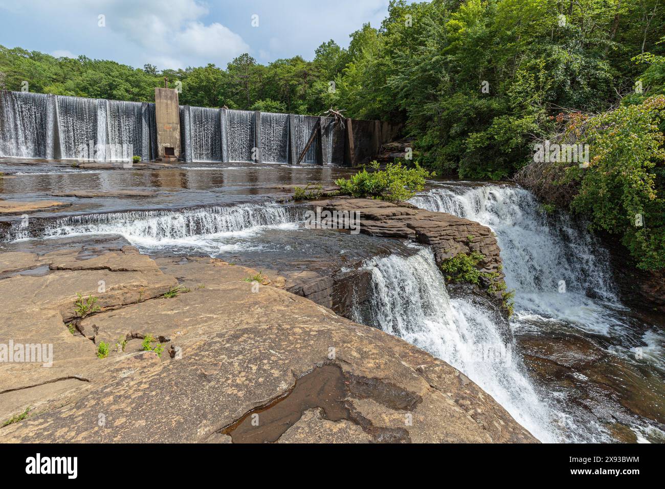 A. A. Miller Damm und der obere Abschnitt der Desoto Falls am Little River im Desoto State Park bei Mentone, Alabama Stockfoto