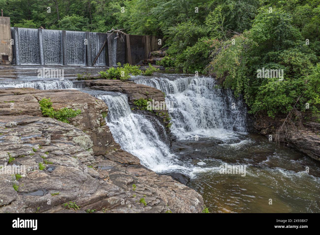 A. A. Miller Damm und der obere Abschnitt der Desoto Falls am Little River im Desoto State Park bei Mentone, Alabama Stockfoto