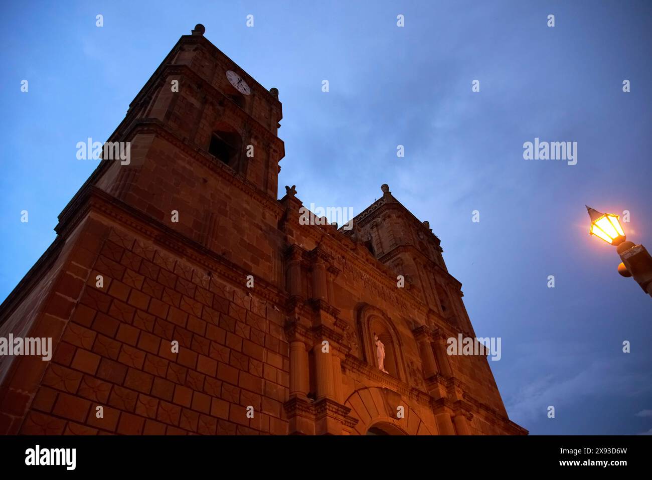 Nächtliches Bild der Fassade der Kathedrale von Barichara, Kirche der Unbefleckten Empfängnis, dem wichtigsten katholischen Tempel dieser malerischen touristischen Stadt Stockfoto