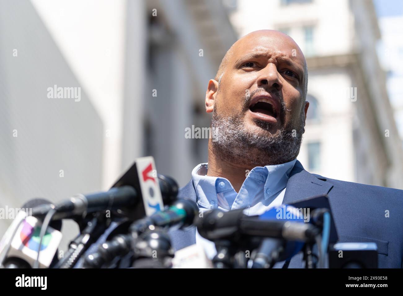 Manhattan, Usa. Mai 2024. Harry Dunn, ehemaliger Polizeibeamter der US-Hauptstadt, spricht vor der 100 Center Street, während der Schlussargumente des ehemaligen Präsidenten Donald Trumps New Yorker krimineller Schweigegeldfall vor dem Manhattan Criminal Court. Trump wurde wegen 34 Fälschung von Geschäftsunterlagen angeklagt, um die Integrität der Wahlen 2016 zu untergraben. Quelle: SOPA Images Limited/Alamy Live News Stockfoto