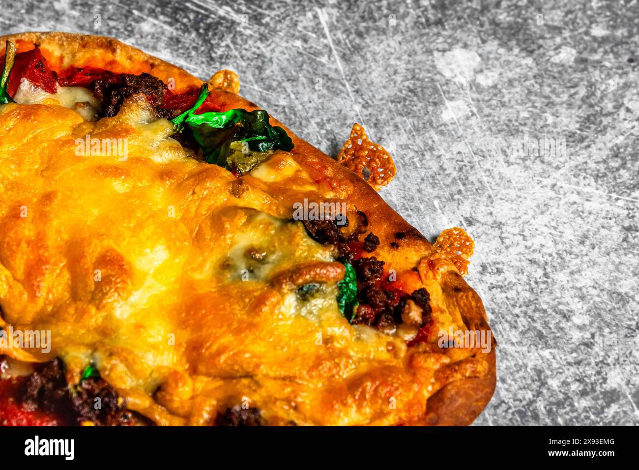 Hausgemachte gesunde Pizza mit negativem Raum (Kopierraum) um sie herum. Stockfoto