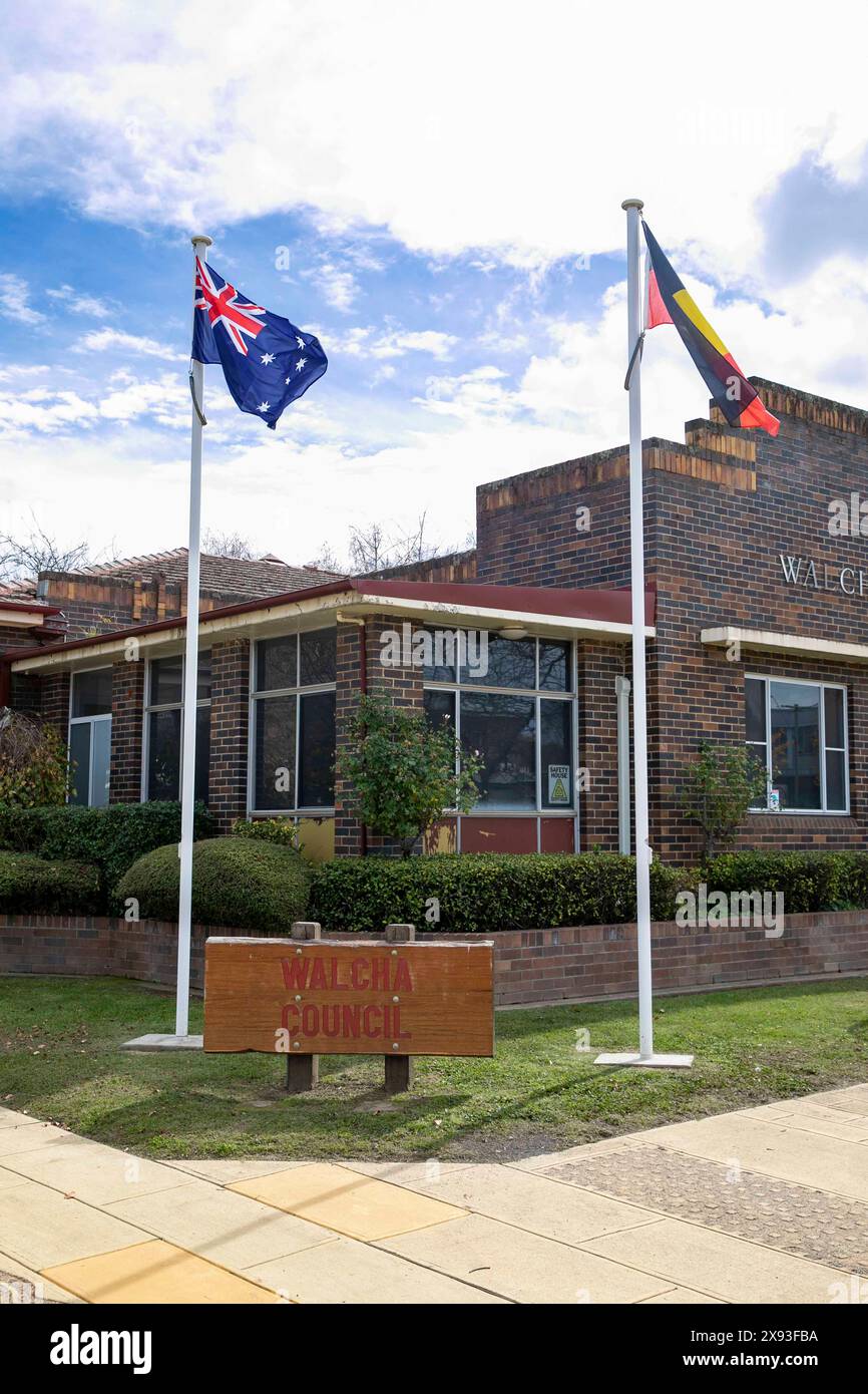 Walcha, australische Landstadt, Gebäude des stadtrats von Walcha mit fliegenden australischen und indigenen Flaggen, NSW, Australien Stockfoto