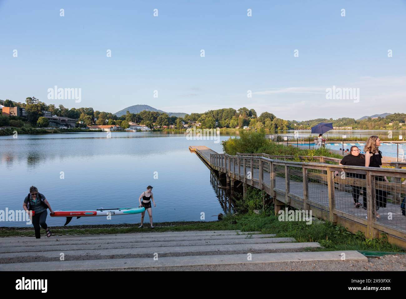 Frauen nehmen ein Wake Board aus dem See am Lake Junaluska, North Carolina Stockfoto