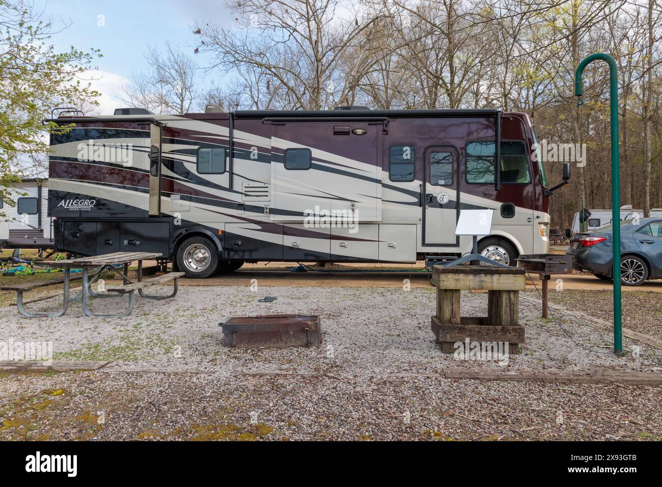 Wohnmobil mit Starlink-Antenne auf dem Blue Bluff Campground in der Nähe von Aberdeen, Mississippi Stockfoto