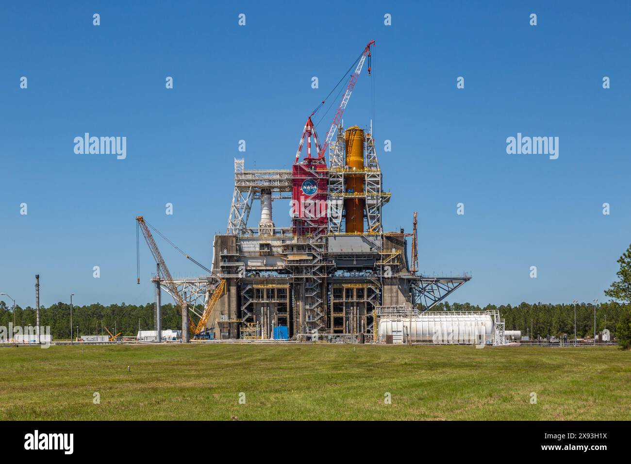 Raketentriebenprüfstand im Stennis Space Center, entwickelt für Saturn V Raketentests und modifiziert für SLS Artemis Raketentriebwerke Stockfoto