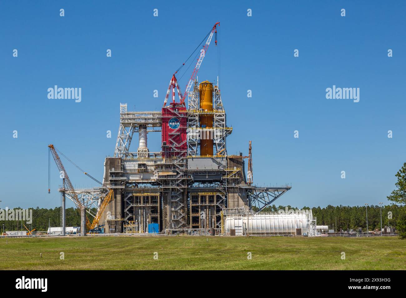 Raketentriebenprüfstand im Stennis Space Center, entwickelt für Saturn V Raketentests und modifiziert für SLS Artemis Raketentriebwerke Stockfoto