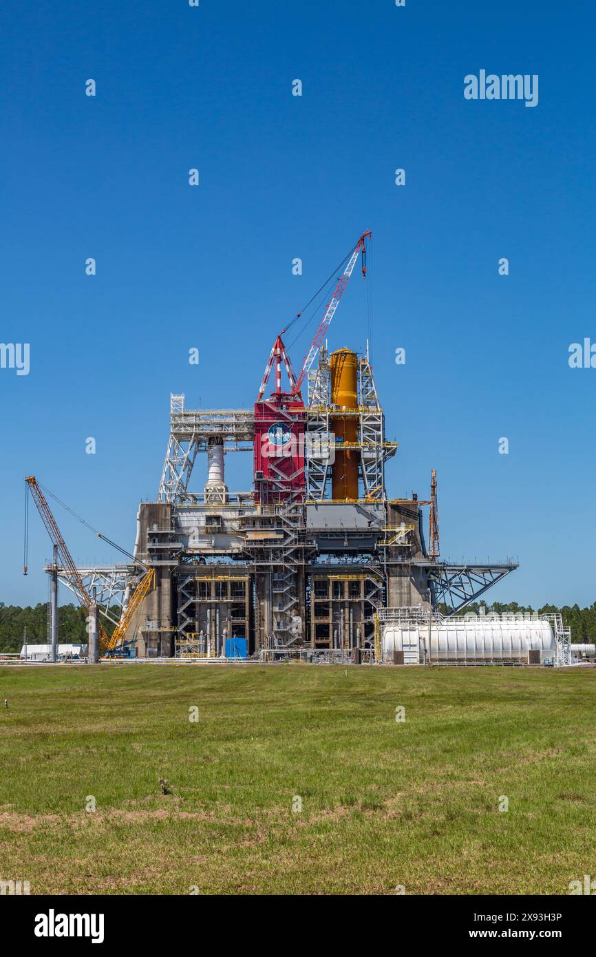 Raketentriebenprüfstand im Stennis Space Center, entwickelt für Saturn V Raketentests und modifiziert für SLS Artemis Raketentriebwerke Stockfoto