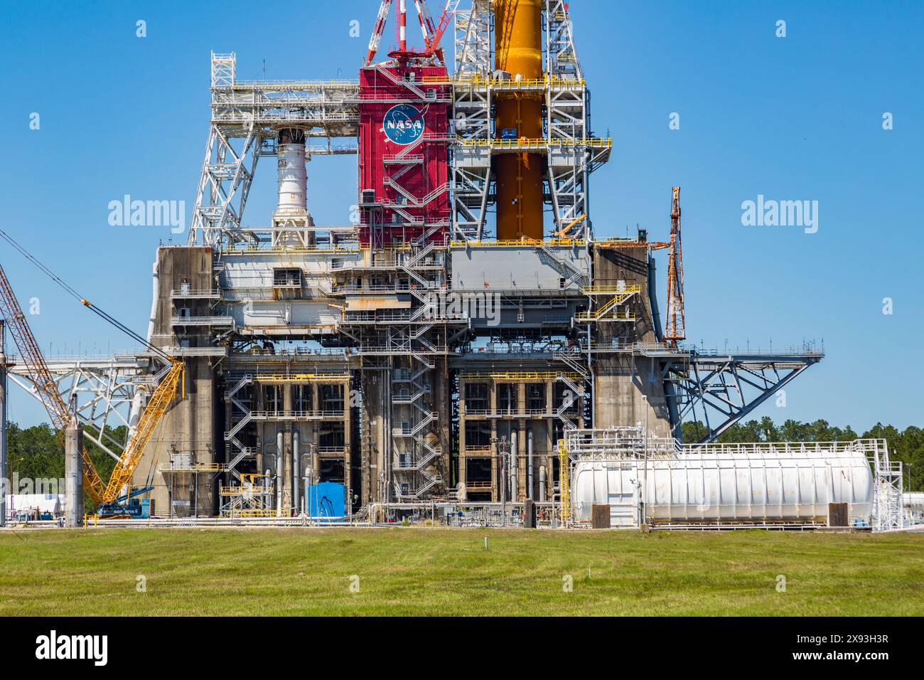 Raketentriebenprüfstand im Stennis Space Center, entwickelt für Saturn V Raketentests und modifiziert für SLS Artemis Raketentriebwerke Stockfoto