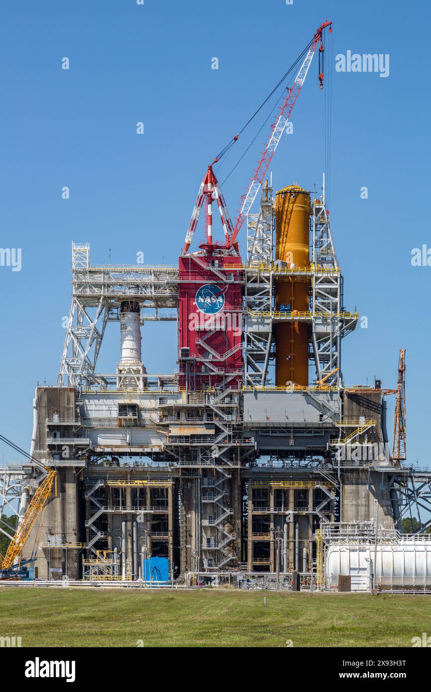 Raketentriebenprüfstand im Stennis Space Center, entwickelt für Saturn V Raketentests und modifiziert für SLS Artemis Raketentriebwerke Stockfoto