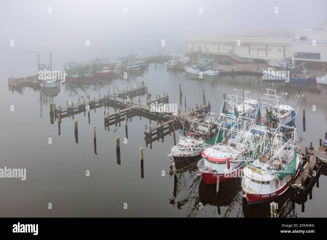 Kommerzielle Garnelenboote am Dock im Gewerbegebiet des Biloxi Small Craft Harbor in Biloxi, Mississippi Stockfoto