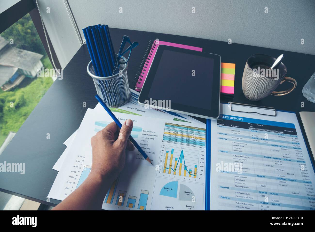 Excel-Diagramm mit Tabellendokument mit Informationen Finanzstartkonzept. Bericht zur Finanzplanung für die Erstellung der Buchhaltungsdatenbank. Diagramme und Stockfoto