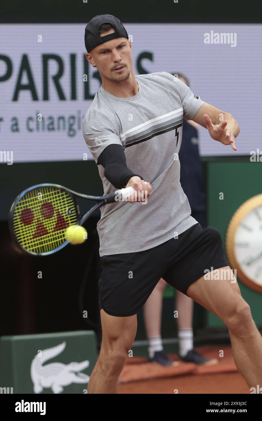 Marton Fucsovics aus Ungarn am 2. Tag der French Open 2024, Roland-Garros 2024, Grand Slam-Tennisturnier am 27. Mai 2024 im Roland-Garros-Stadion in Paris Stockfoto