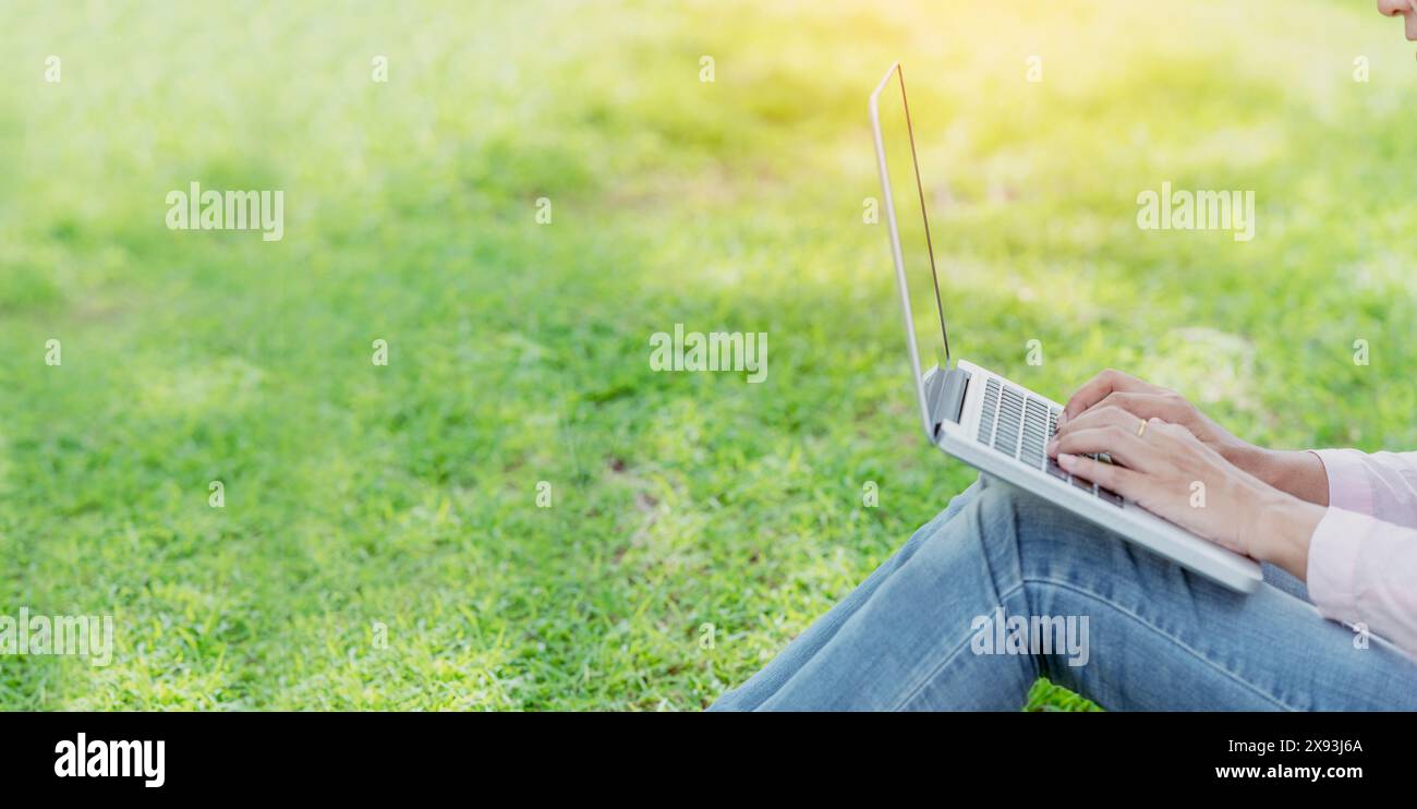 Arbeit von zu Hause Banner Frau, die im Freien auf Laptop zu Hause arbeitet Ursache der Corona covid-19 Virus Welt Pandemie Infektion. Schöne Frauen verbinden sich intern Stockfoto