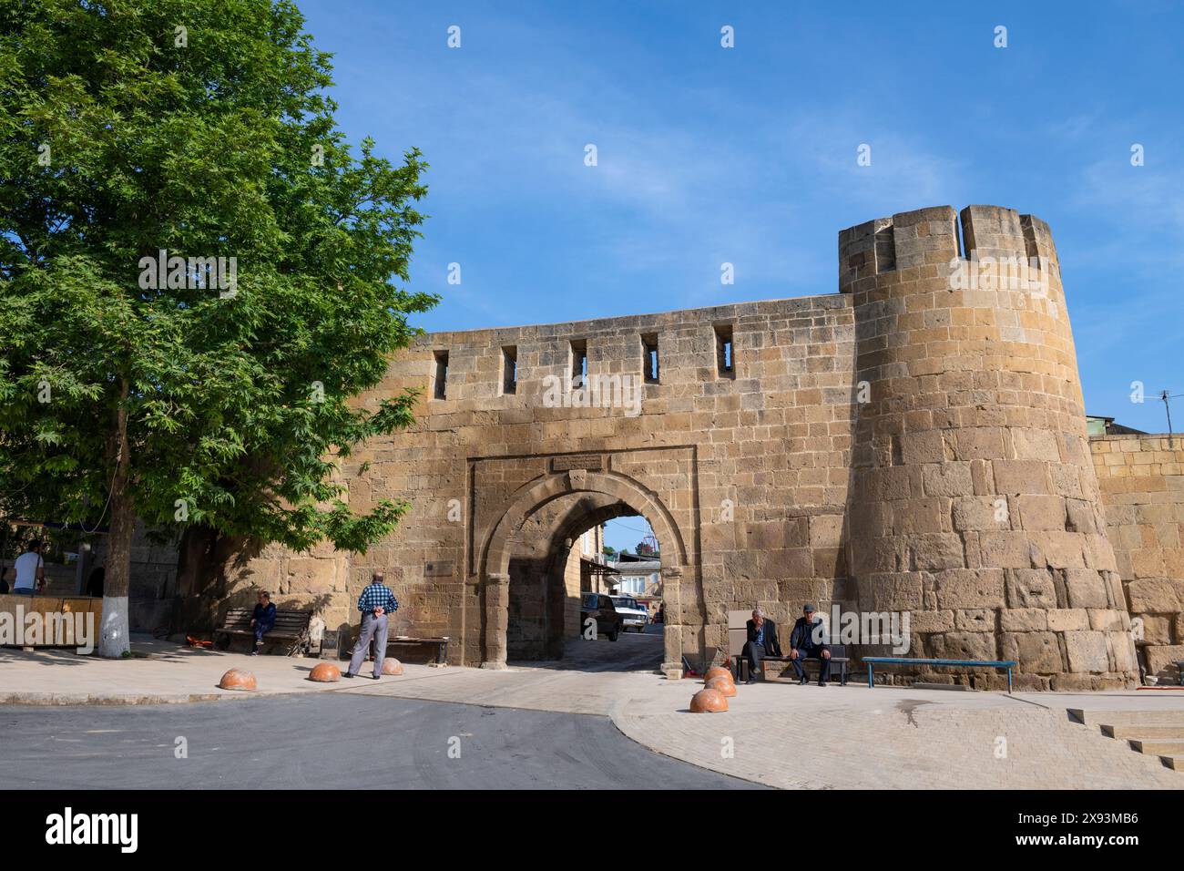DERBENT, RUSSLAND - 9. MAI 2024: An den alten Toren von Bayat-Kapa (VI.-VIII. Jahrhundert) an einem sonnigen Maitag Stockfoto