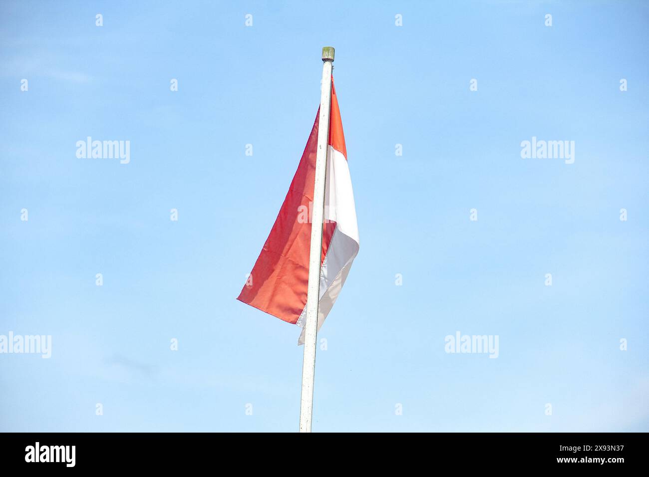 Die Flagge der Republik Indonesien auf blauem Himmel während des Tages Stockfoto