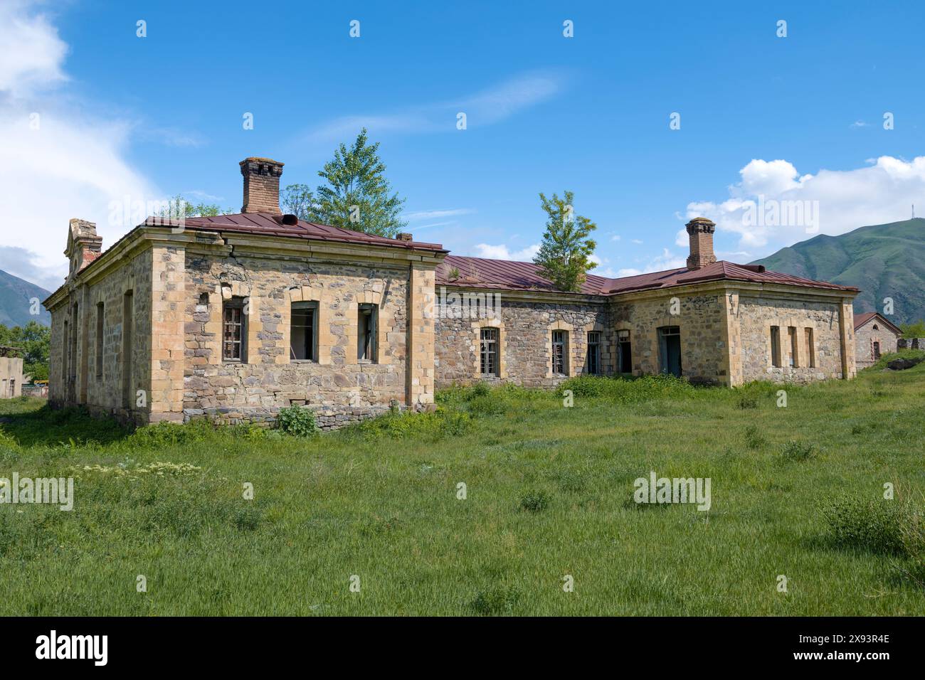 Altes Kommandantenhaus auf dem Territorium der Festung Akhty an einem sonnigen Maitag. Akhty. Republik Dagestan, Russland Stockfoto Altes Kommandantenhaus auf dem Territorium der Festung Akhty an einem sonnigen Maitag. Akhty. Republik Dagestan, Russland Stockfoto