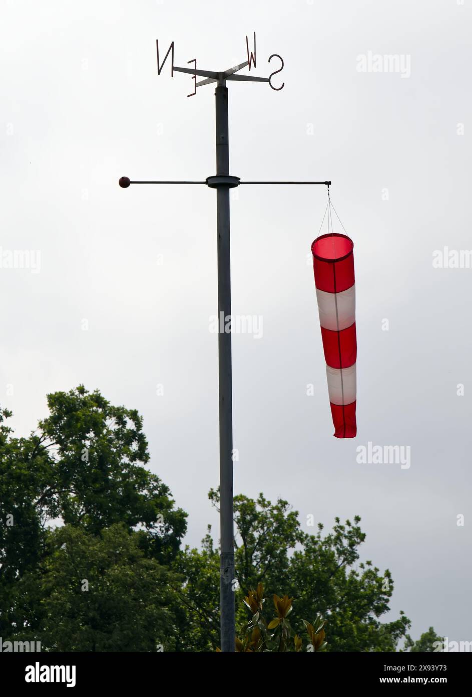 Windsocke, die auf den Wind zeigt und die Windstärke und -Richtung anzeigt. Stockfoto