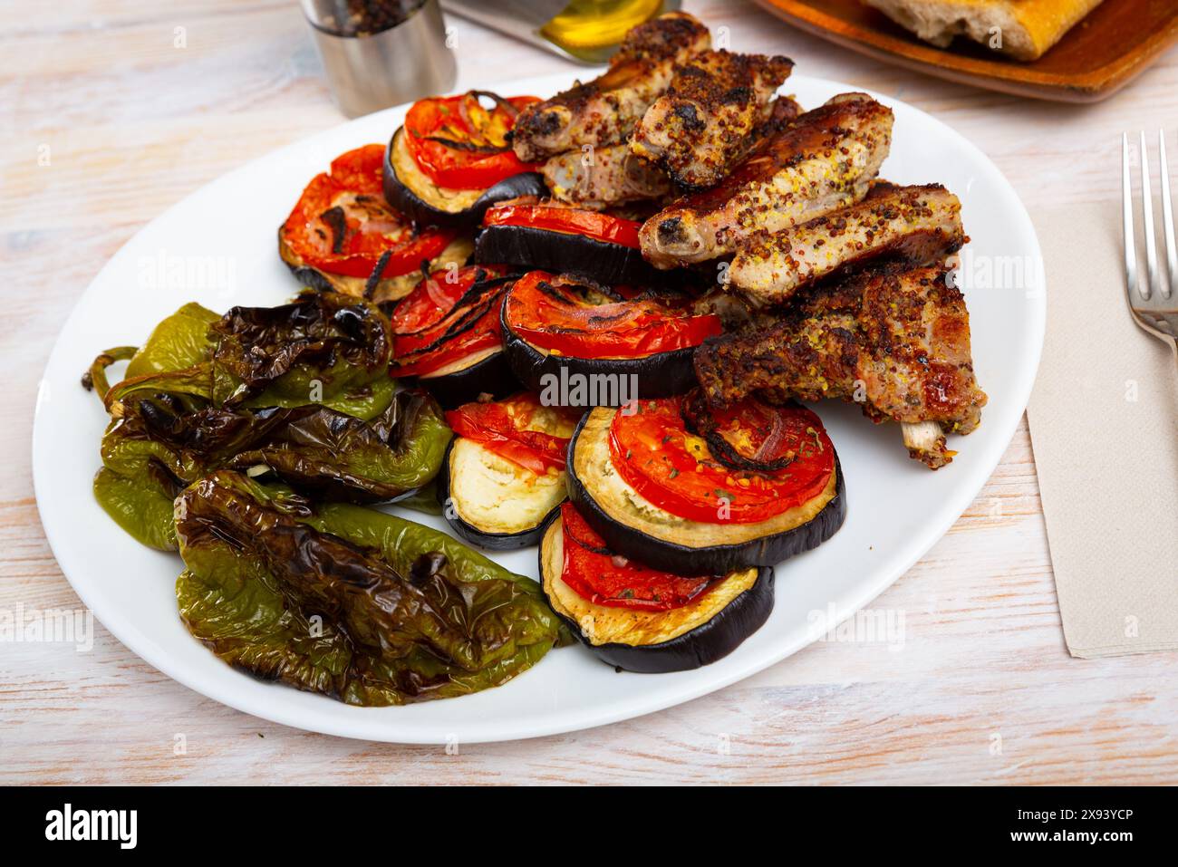 Gegrillte Schweinebrippen in Senf und Gemüse Stockfoto