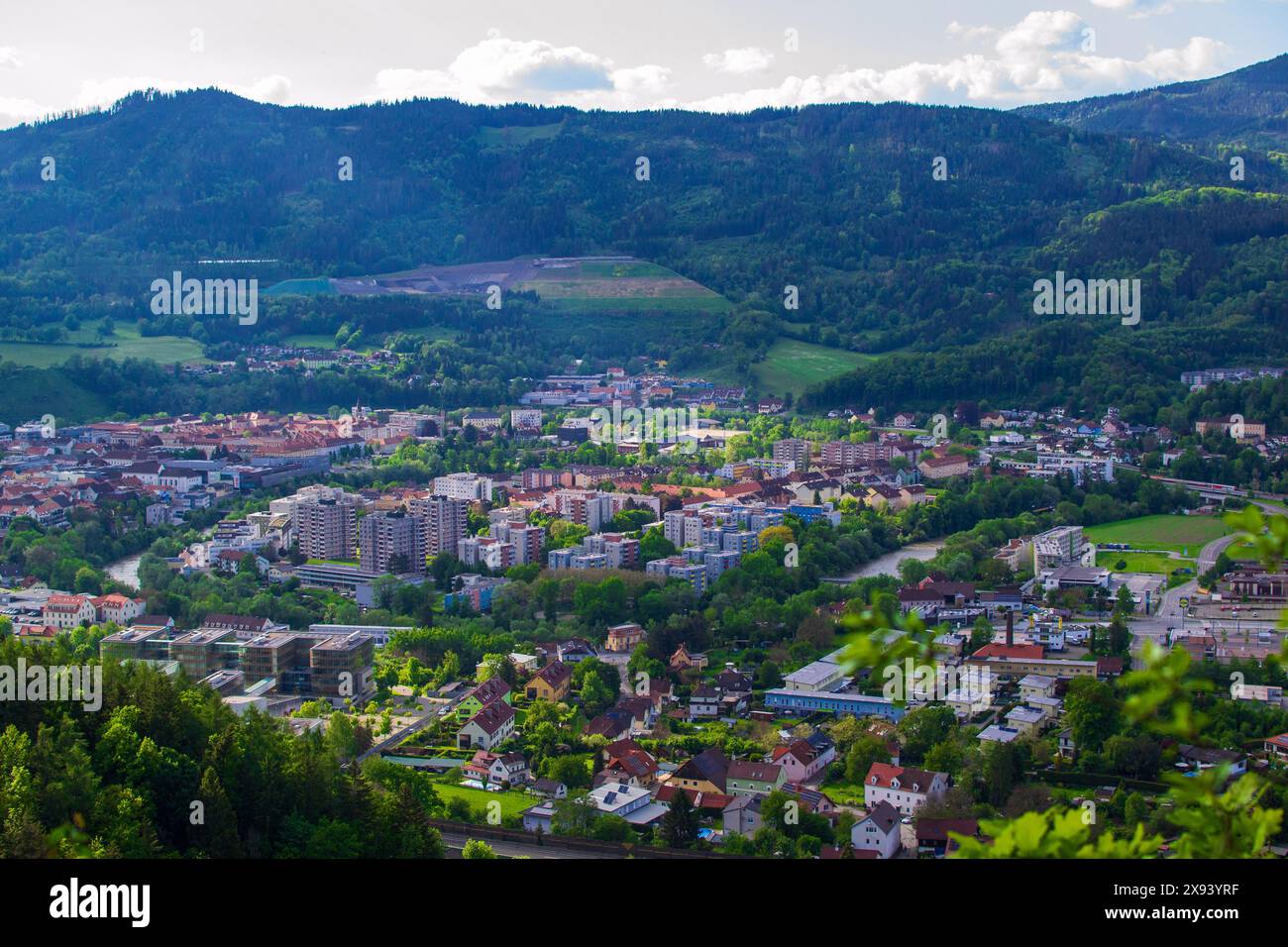 Aus der Vogelperspektive auf eine kleine österreichische Stadt am Fuße der Alpen. Stockfoto