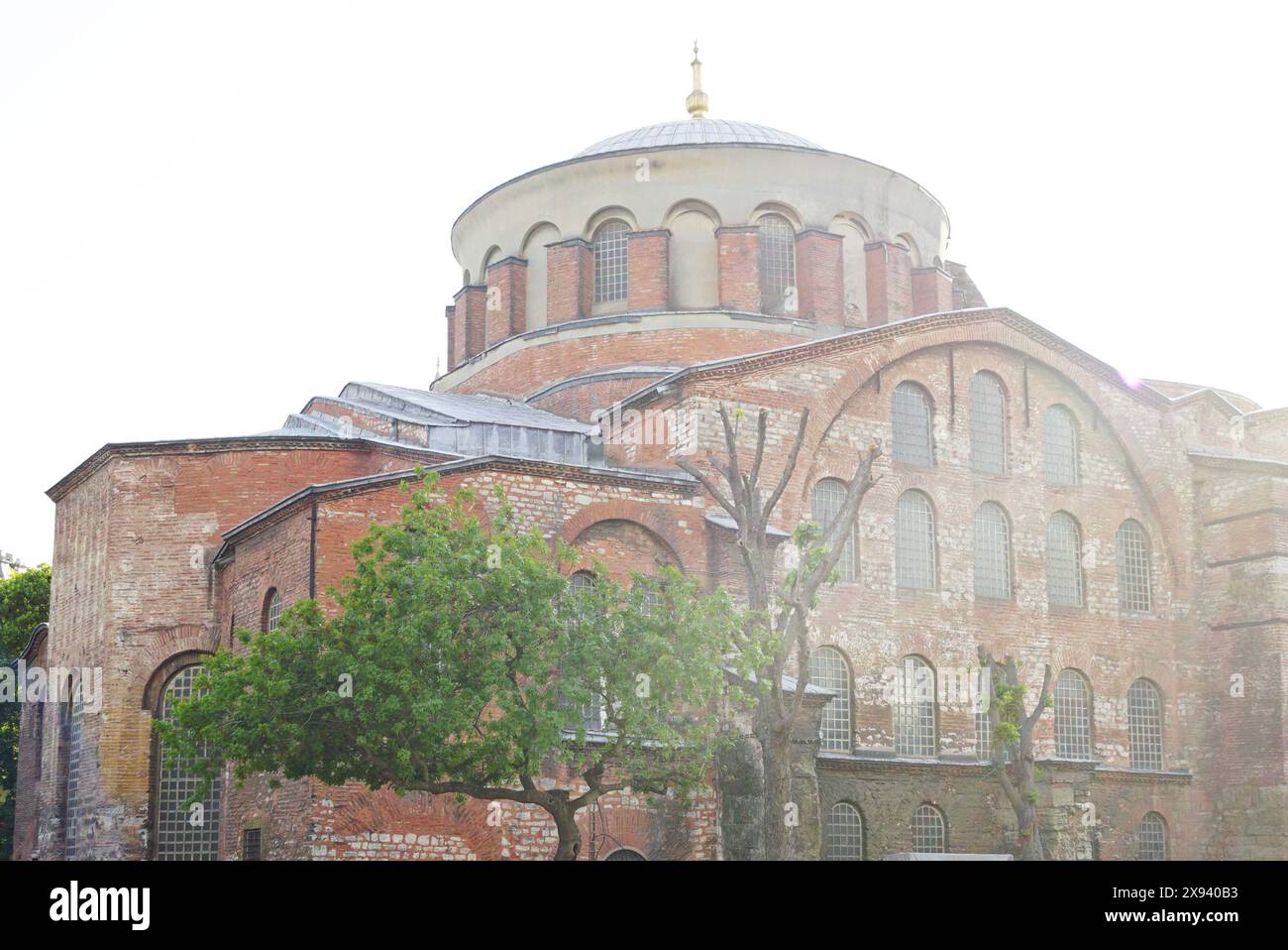 Außenansicht der Kirche Hagia Irene im ersten Innenhof des Topkapi-Palastes. Byzantinischer Tempel von Aya Irene in Istanbul, Türkiye. Stockfoto