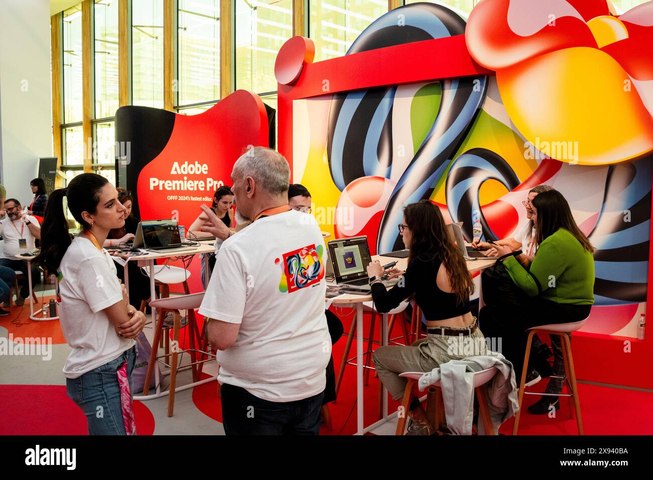 Die Teilnehmer finden im April 2024 im Disseny Hub Museum of Design in Barcelona, Spanien, im Bereich Adobe Ask the Experts von OFFF Barcelona Ratschläge zu Adobe Produkten. Bild: Rob Watkins. INFO: Die beliebte Jahreskonferenz wurde 2001 ins Leben gerufen und ist die weltweit größte Ausstellung zeitgenössischer visueller Kreativität und Design. Es zieht Designer, Künstler, Filmemacher und Fotografen aus der ganzen Welt an und dient als globale Plattform für kreativen Austausch und Zusammenarbeit. Stockfoto