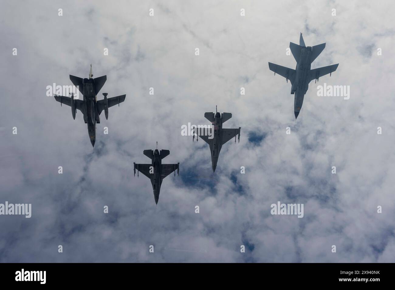 Die F-16 der US-Luftwaffe und die deutschen und italienischen Tornado-Kampfflugzeuge der Air Force fliegen in Formation, um das 50-jährige Jahr zu feiern Stockfoto