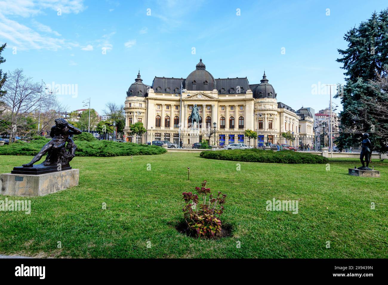 Bukarest, Rumänien - 6. November 2021: Zentrale Universitätsbibliothek mit Reiterdenkmal an König Carol I. davor auf dem Revolutiei-Platz (Pia Stockfoto