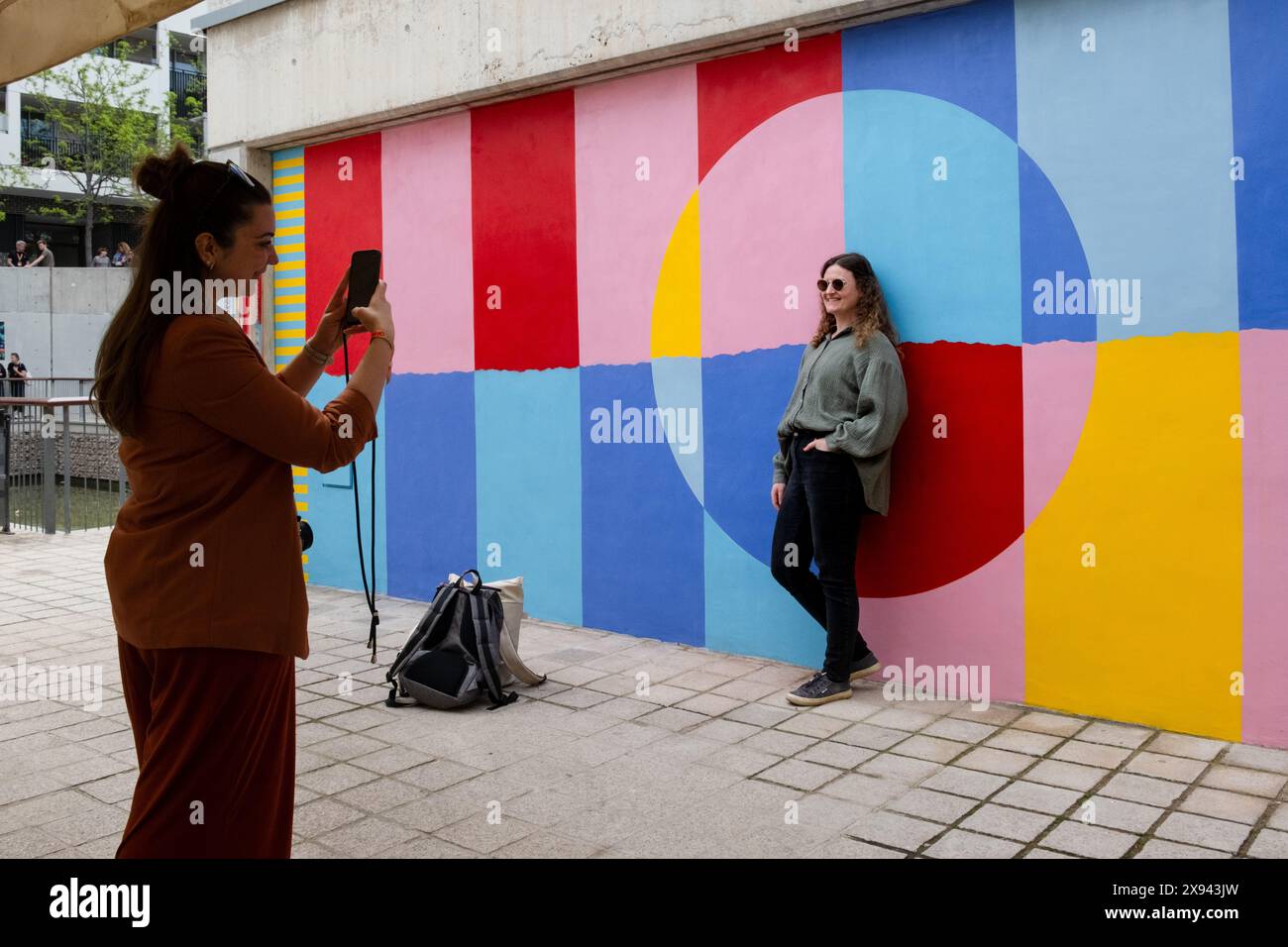 Coole Teilnehmer posieren für Fotos und Selfies vor einer farbenfrohen Wandwand im OFFF Barcelona im Disseny Hub Museum of Design in Barcelona, Spanien im April 2024. Bild: Rob Watkins. INFO: Die beliebte Jahreskonferenz wurde 2001 ins Leben gerufen und ist die weltweit größte Ausstellung zeitgenössischer visueller Kreativität und Design. Es zieht Designer, Künstler, Filmemacher und Fotografen aus der ganzen Welt an und dient als globale Plattform für kreativen Austausch und Zusammenarbeit. Stockfoto