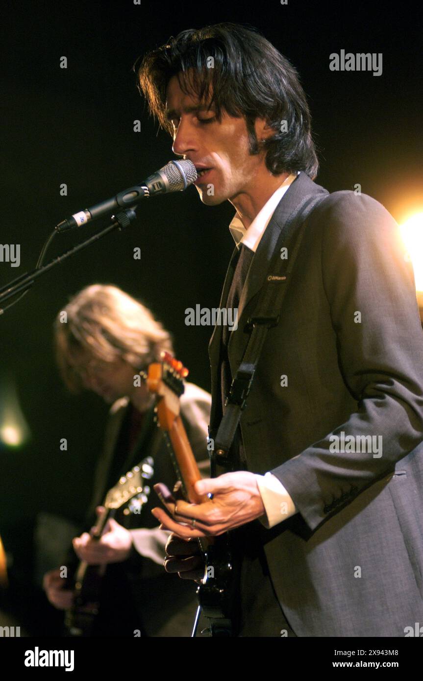 Cortemaggiore Piacenza Italien 28.02.2003: Cristiano Godano Sänger und Gitarrist der italienischen Alternative Rock Band Marlene Kuntz während des Live-Konzerts im Fillmore Club Stockfoto