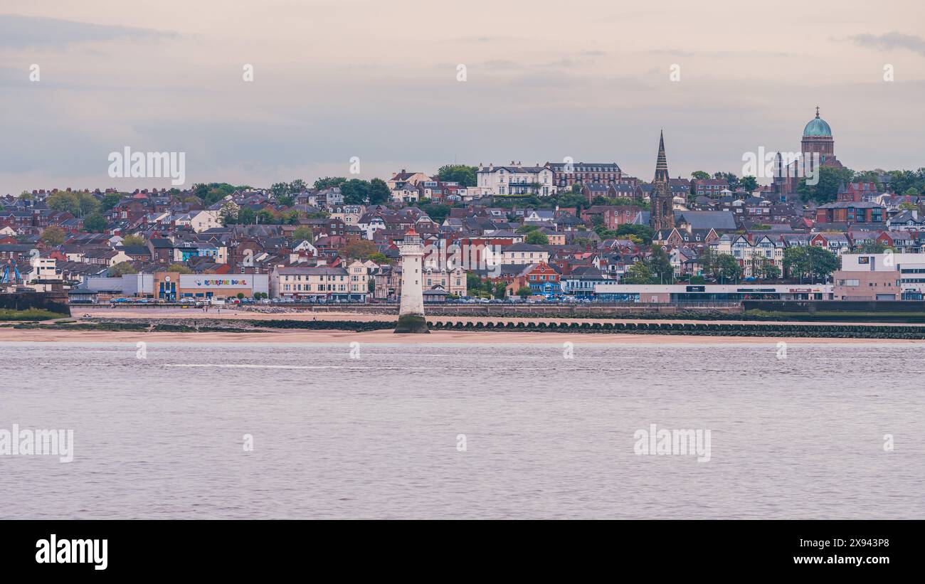 New Brighton, Merseyside, England, Großbritannien - 17. Mai 2023: Der Leuchtturm und die Stadt, vom Fluss Mersey aus gesehen Stockfoto