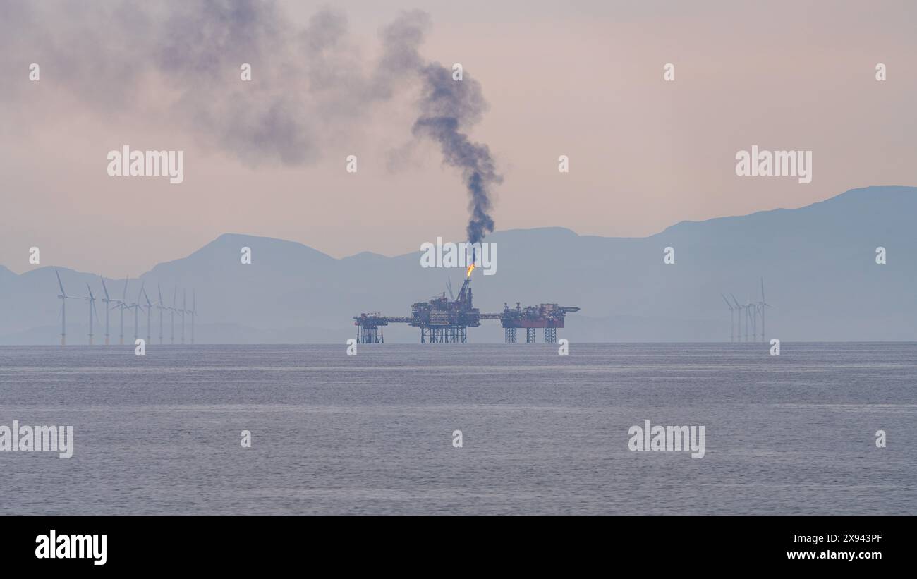 Irische See bei Merseyside, England, Vereinigtes Königreich - 17. Mai 2023: Eine Ölplattform und Windturbinen Stockfoto