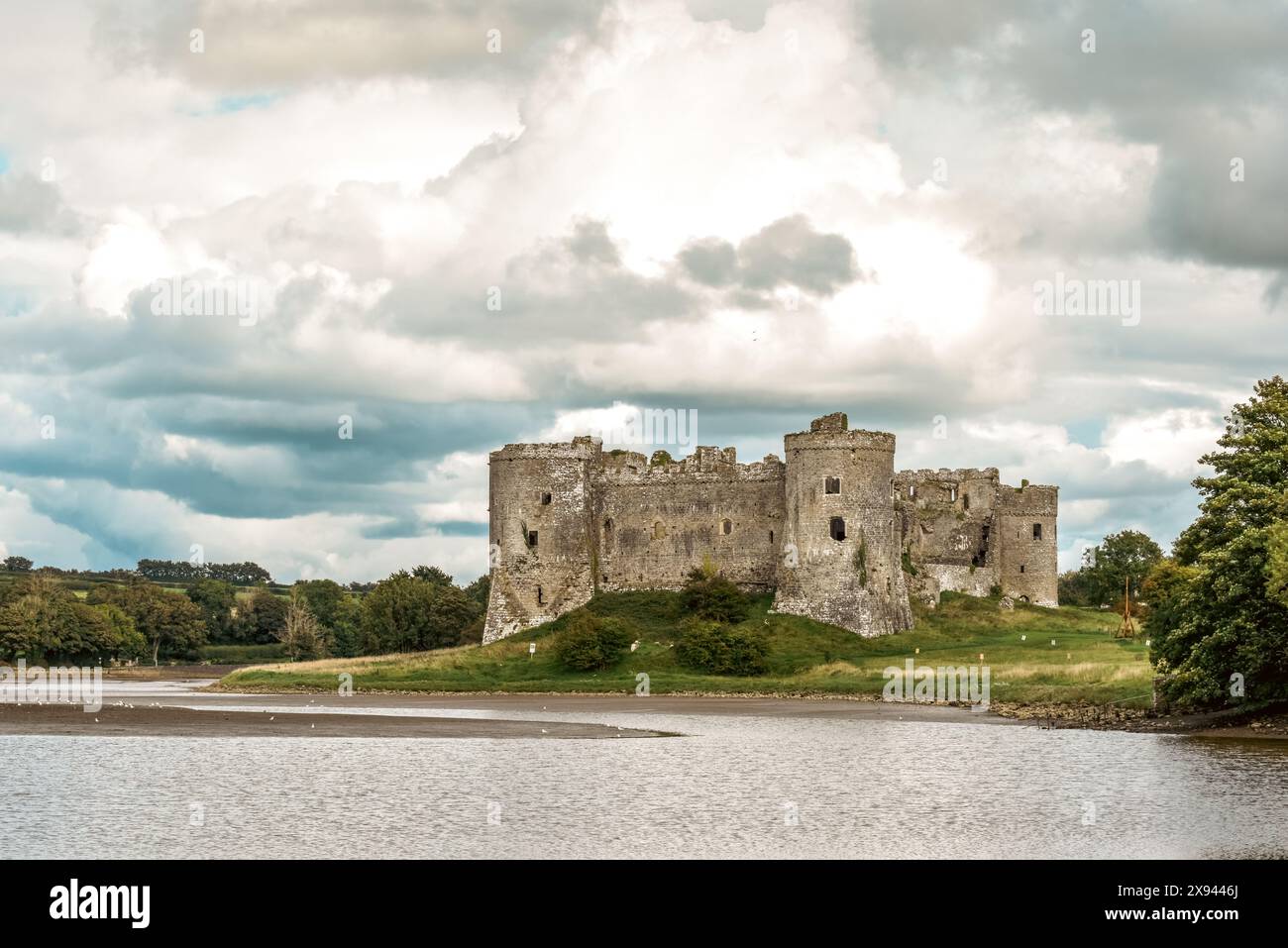 Carew Castle in Wales Außenansicht über den nahe gelegenen Fluss ist ein historischer Sehenswürdigkeit für Touristen Stockfoto