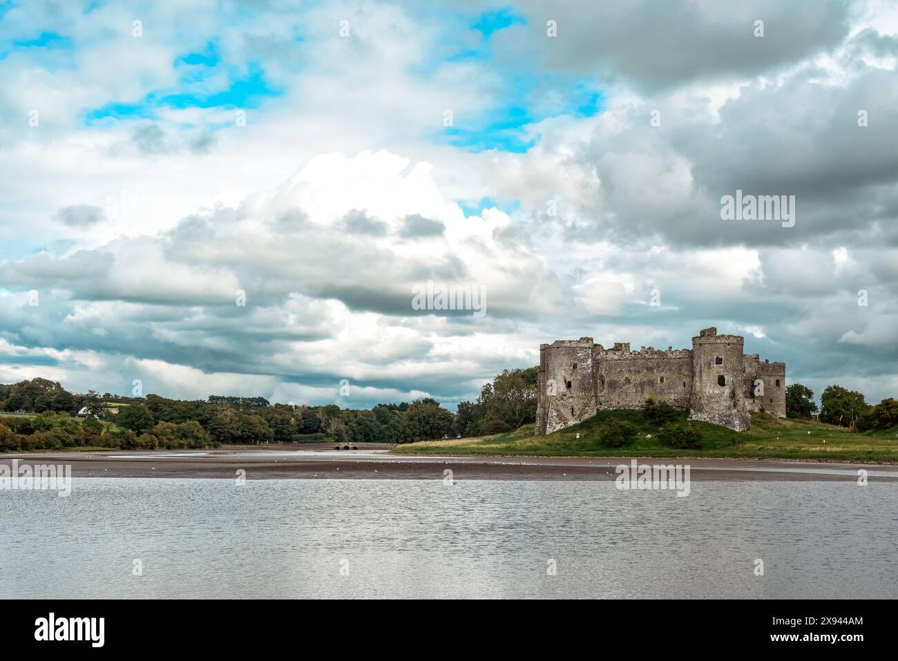 Carew Castle in Wales Außenansicht über den nahe gelegenen Fluss ist ein historischer Sehenswürdigkeit für Touristen Stockfoto