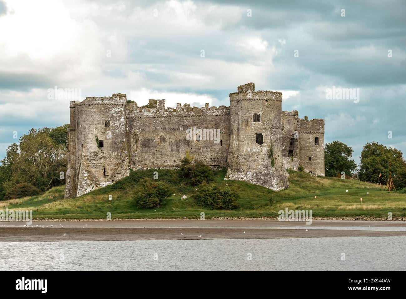 Carew Castle in Wales Außenansicht über den nahe gelegenen Fluss ist ein historischer Sehenswürdigkeit für Touristen Stockfoto