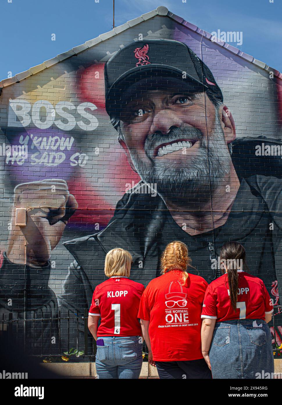LIVERPOOL, ENGLAND – 19. MAI: Jurgen Klopp Fans vor dem Tribute-Wandbild des Liverpool-Managers Jürgen Klopp in der Randolph Street Stockfoto