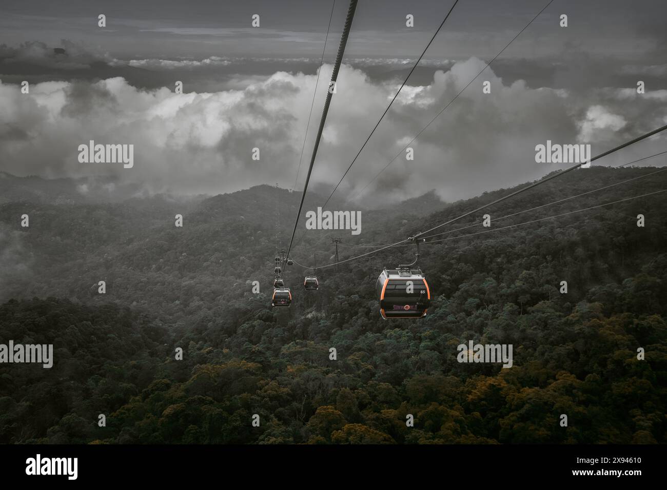 Seilbahn zum Ba Na Hills Mountain Resort, dem mehrstöckigen Komplex voller Vergnügungsfahrten, Attraktionen, Restaurants, Rollschuhlaufen Aerial Cable c Stockfoto