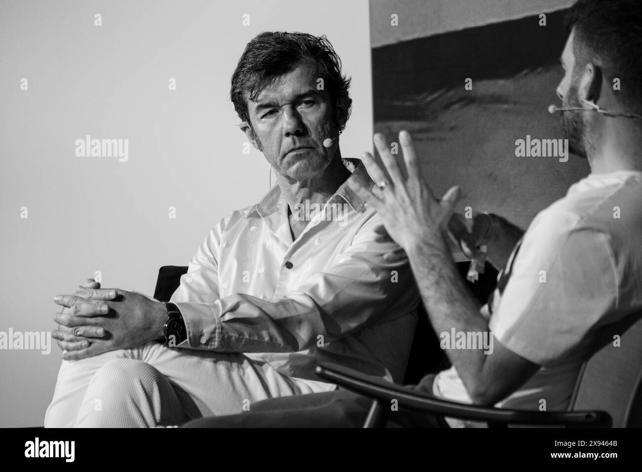 Der österreichische Designer und Denker Stefan Sagmeister spricht im April 2024 mit dem Autor Ben Tallon auf der Hauptbühne des OFFF Barcelona im Disseny Hub Museum of Design in Barcelona. Bild: Rob Watkins. INFO: Die beliebte Jahreskonferenz wurde 2001 ins Leben gerufen und ist die weltweit größte Ausstellung zeitgenössischer visueller Kreativität und Design. Es zieht Designer, Künstler, Filmemacher und Fotografen aus der ganzen Welt an und dient als globale Plattform für kreativen Austausch und Zusammenarbeit. Stockfoto