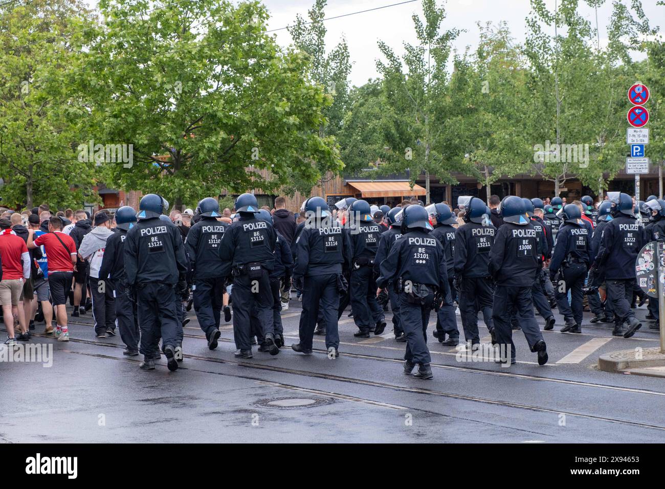 Polizeibeamte begleiten Fußballfans des Fußballvereins Energie Cottbus nach einem Spiel gegen Hertha BSC im nahe gelegenen Jahnsportpark. Die Polizei hatte im Vorfeld des Spiels mit Ausschreitungen gerechnet. / Polizeibeamte eskortieren Fußballfans des Energie Cottbus Fußballvereins nach einem Spiel gegen Hertha BSC im nahe gelegenen Jahnsportpark. Die Polizei hatte im Vorfeld des Spiels mit Unruhen gerechnet. Polizei begleitet Fußballfans *** Polizeibeamte eskortieren Fußball-Fans des Energie Cottbus Fußballvereins nach einem Spiel gegen Hertha BSC im nahe gelegenen Jahnsportpark hatte die Polizei mit Unruhen in Th gerechnet Stockfoto