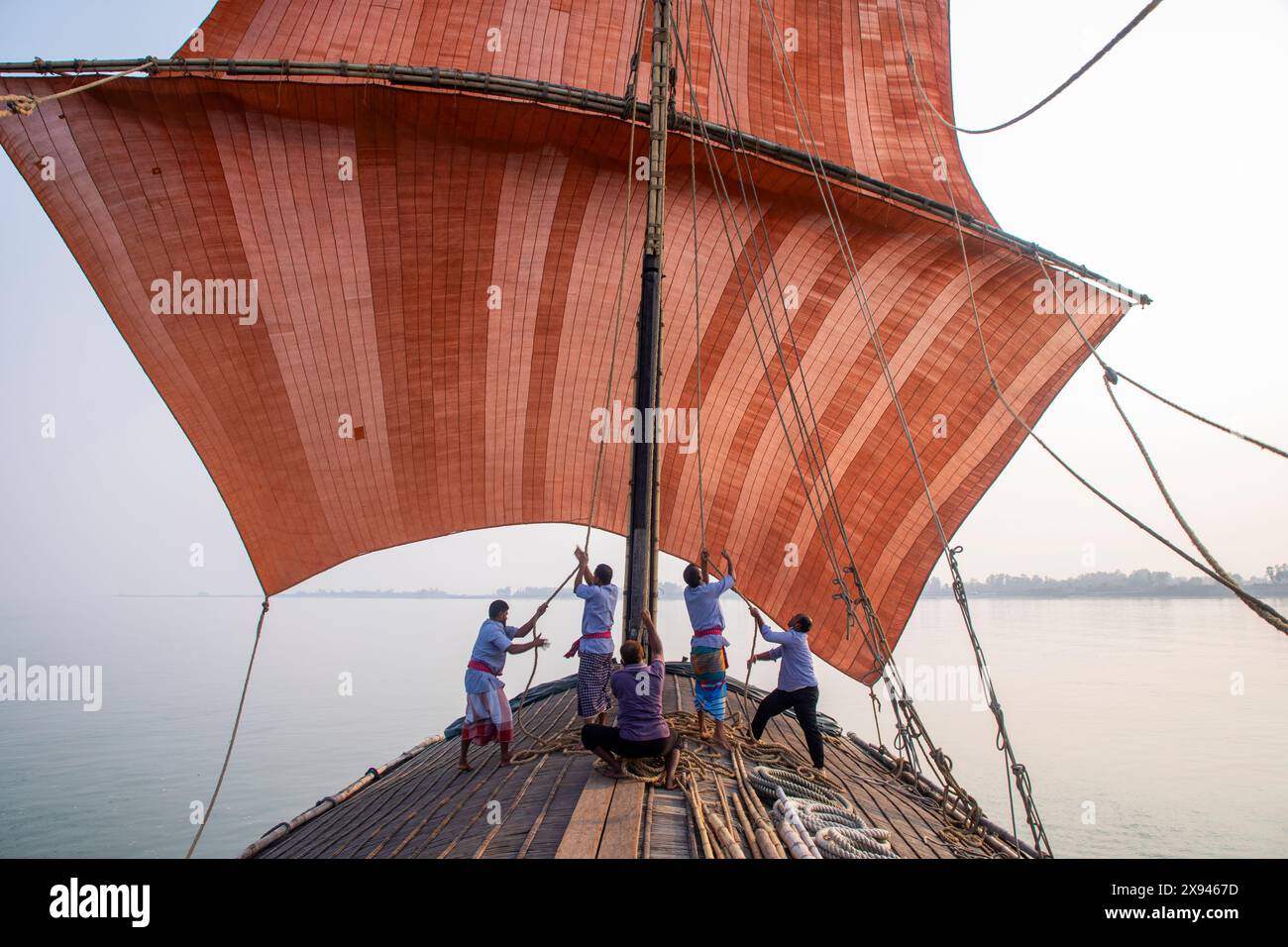 Ein traditionelles Holzsegel-Boot auf dem Jamuna-Fluss, Manikganj, Bangladesch. Stockfoto