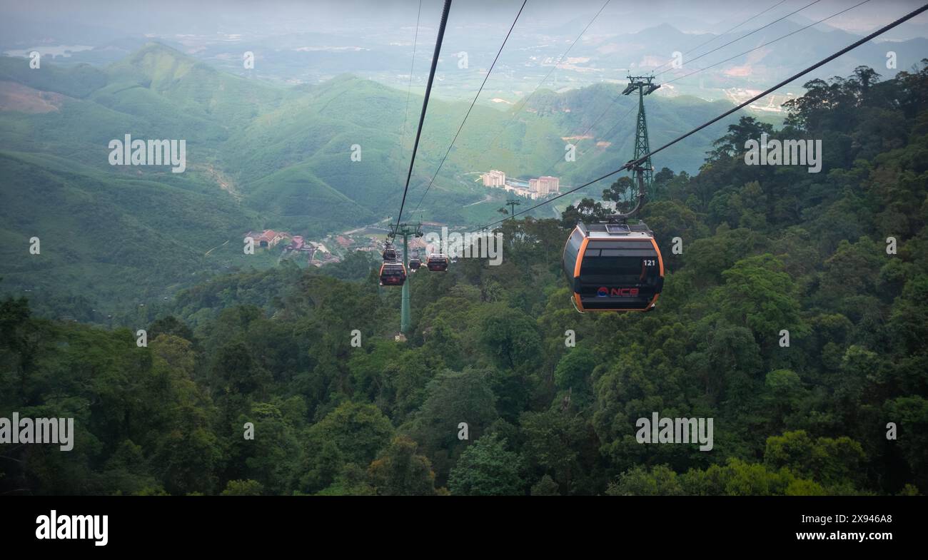 Seilbahn zum Ba Na Hills Mountain Resort, dem mehrstöckigen Komplex voller Vergnügungsfahrten, Attraktionen, Restaurants, Rollschuhlaufen Aerial Cable c Stockfoto