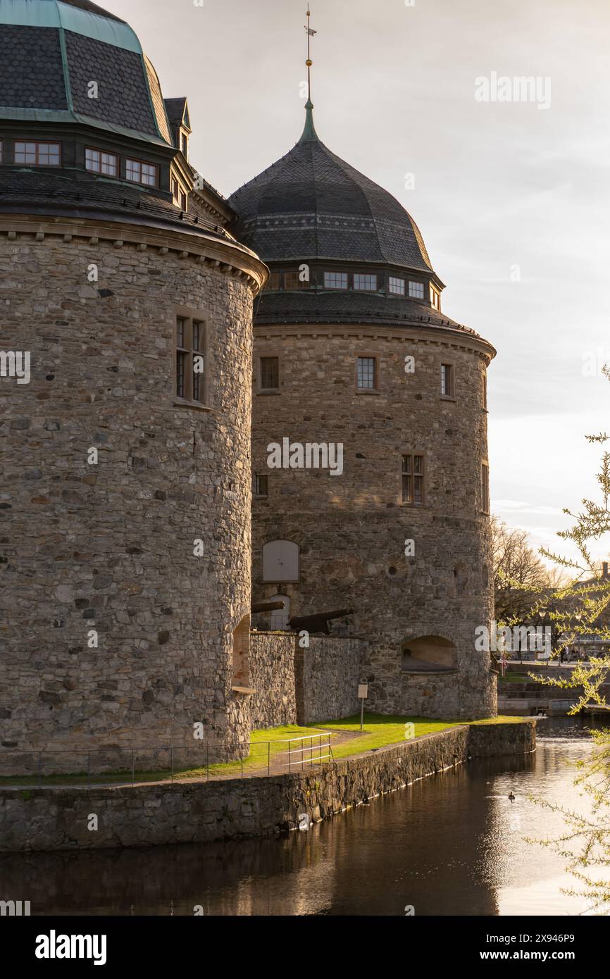 Historisches Schloss am See, das die architektonische Pracht und das kulturelle Erbe der Gegend zeigt. Stockfoto