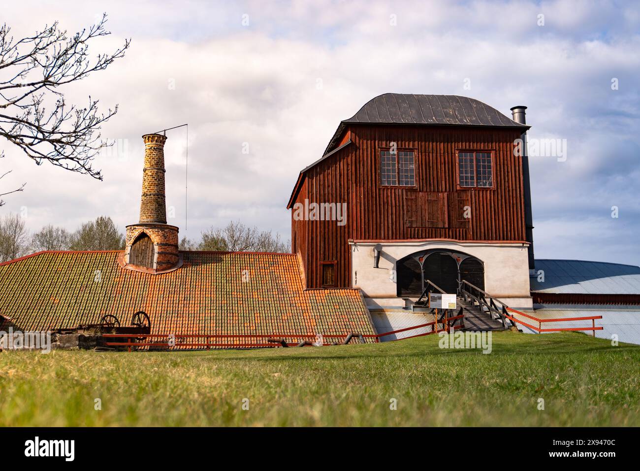 Rustikales Haus mit einem Kamin auf dem Land, das den Charme und die Einfachheit des ländlichen Lebens zeigt. Stockfoto