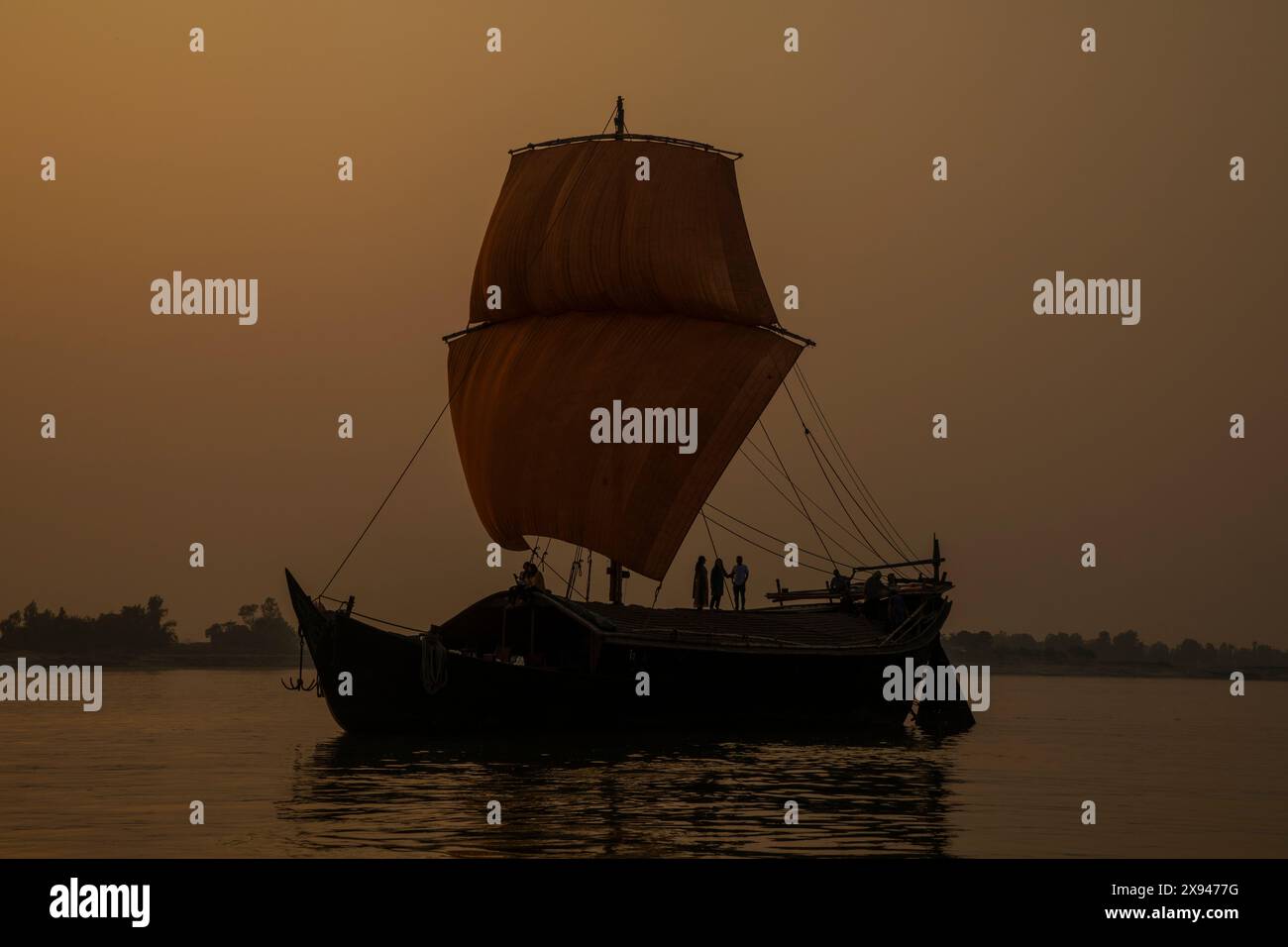 Ein traditionelles Holzsegel-Boot auf dem Jamuna-Fluss, Manikganj, Bangladesch. Stockfoto