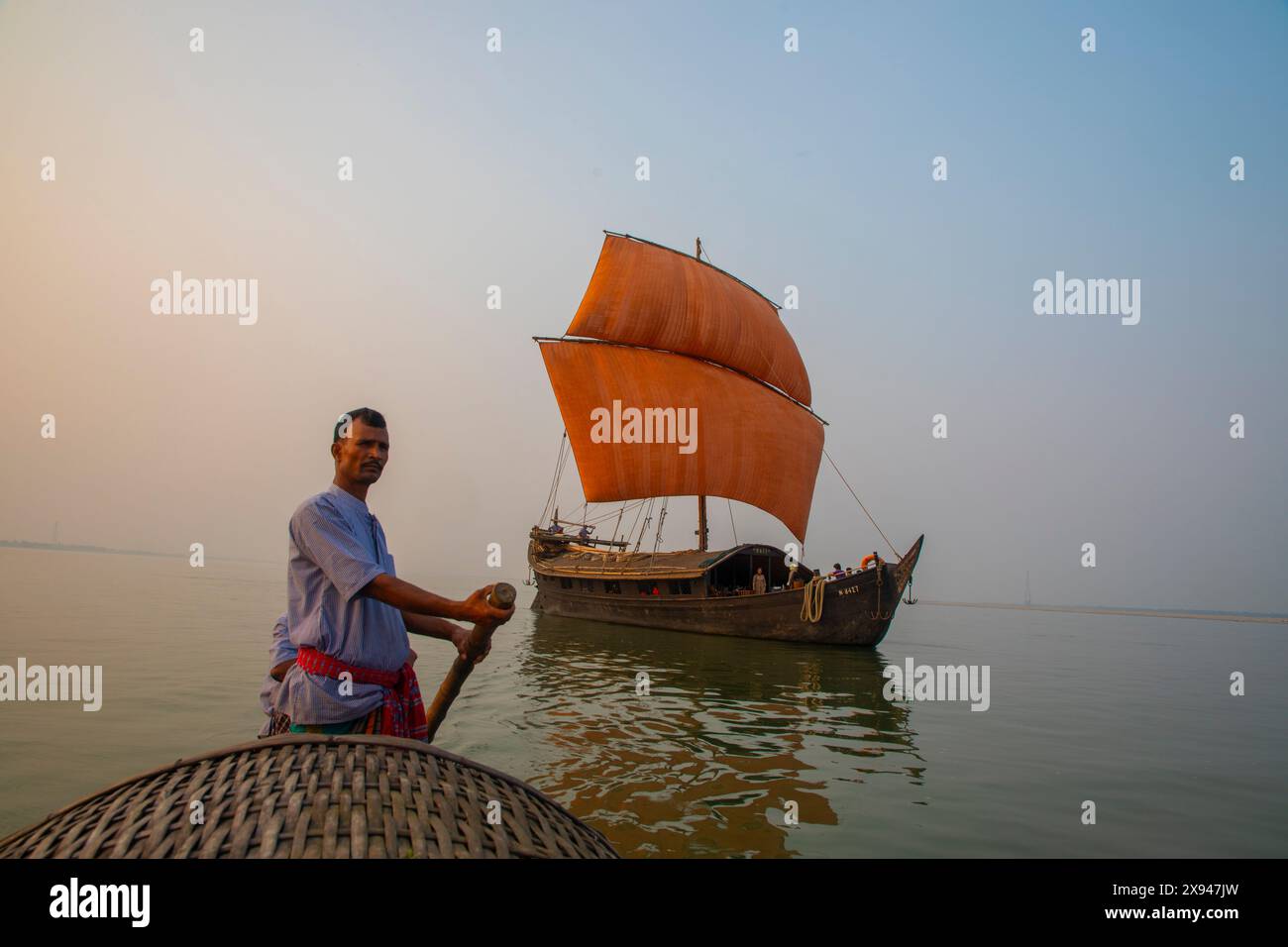 Ein traditionelles Holzsegel-Boot auf dem Jamuna-Fluss, Manikganj, Bangladesch. Stockfoto