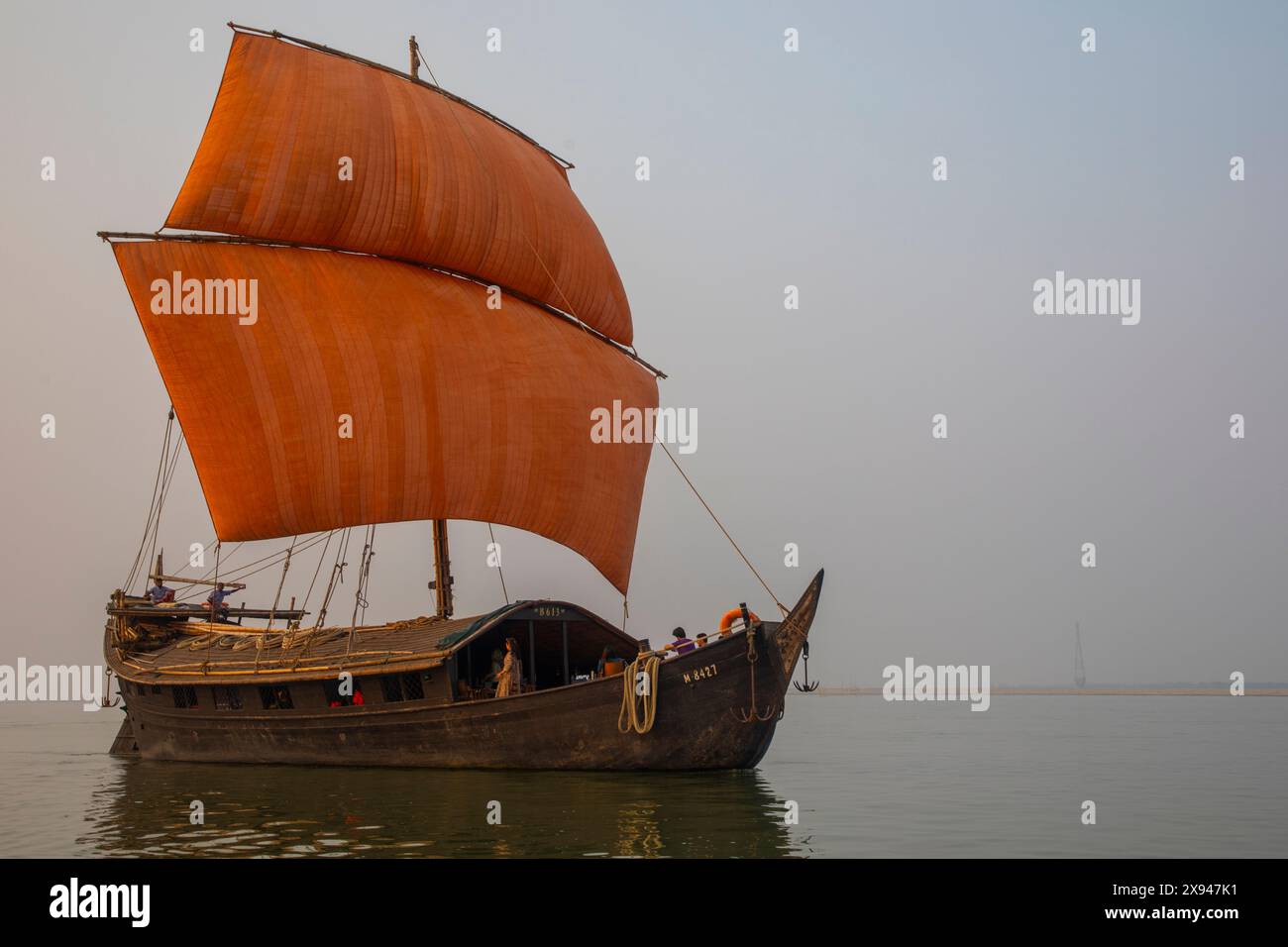 Ein traditionelles Holzsegel-Boot auf dem Jamuna-Fluss, Manikganj, Bangladesch. Stockfoto